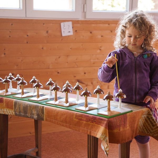 INITIATION MUSICALE_ENFANT AUX CLOCHETTES MONTESSORI2.jpg